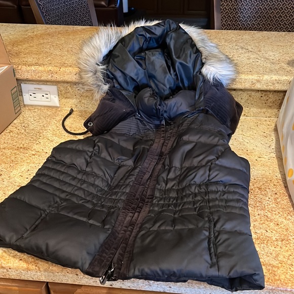 Juicy puffer best w hood/faux fur trim - Picture 4 of 4